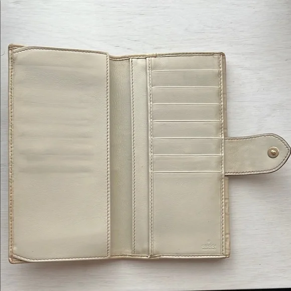 Gucci Cream and Gold Wallet with Iconic Monogram - Picture 4 of 5